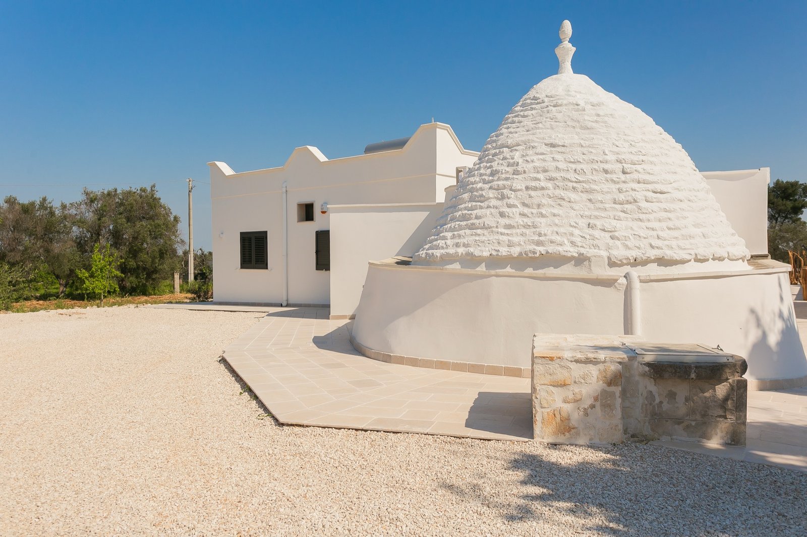 Le trullo blanc et l'entrée principale