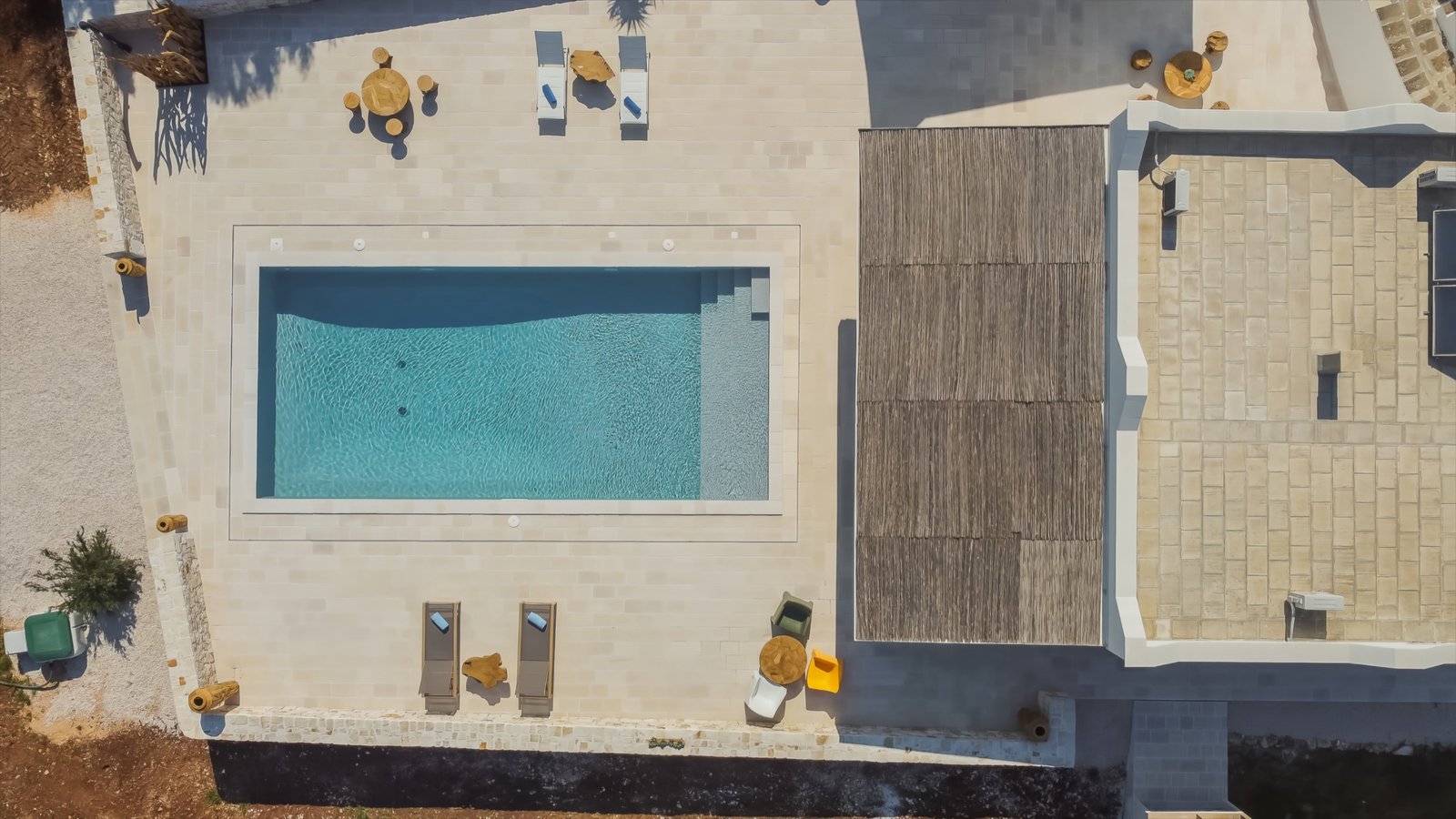 Vue d'ensemble de la maison et de la piscine